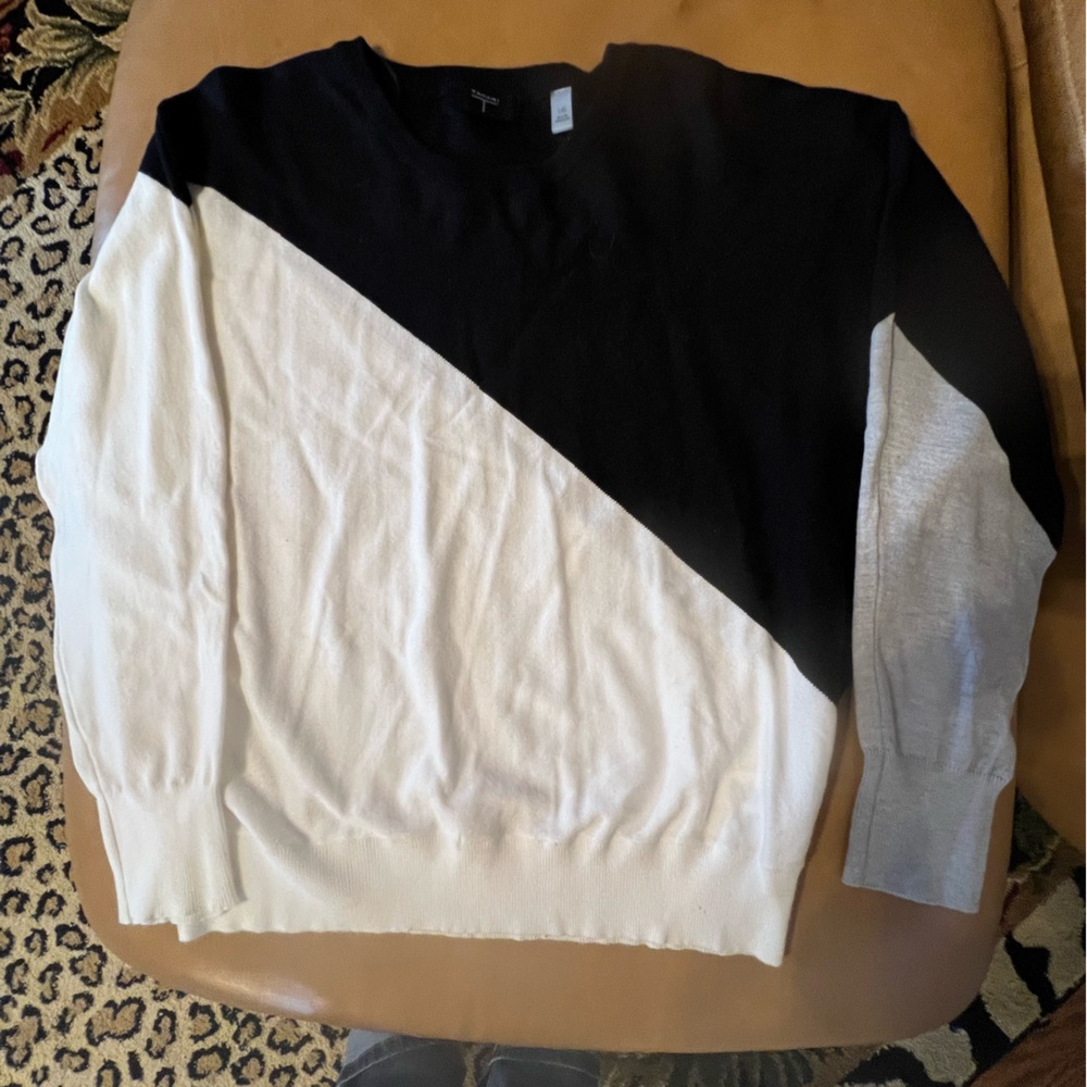 Tahari Black and White and gray Colorblock Sweater size LARGE EUC- super soft